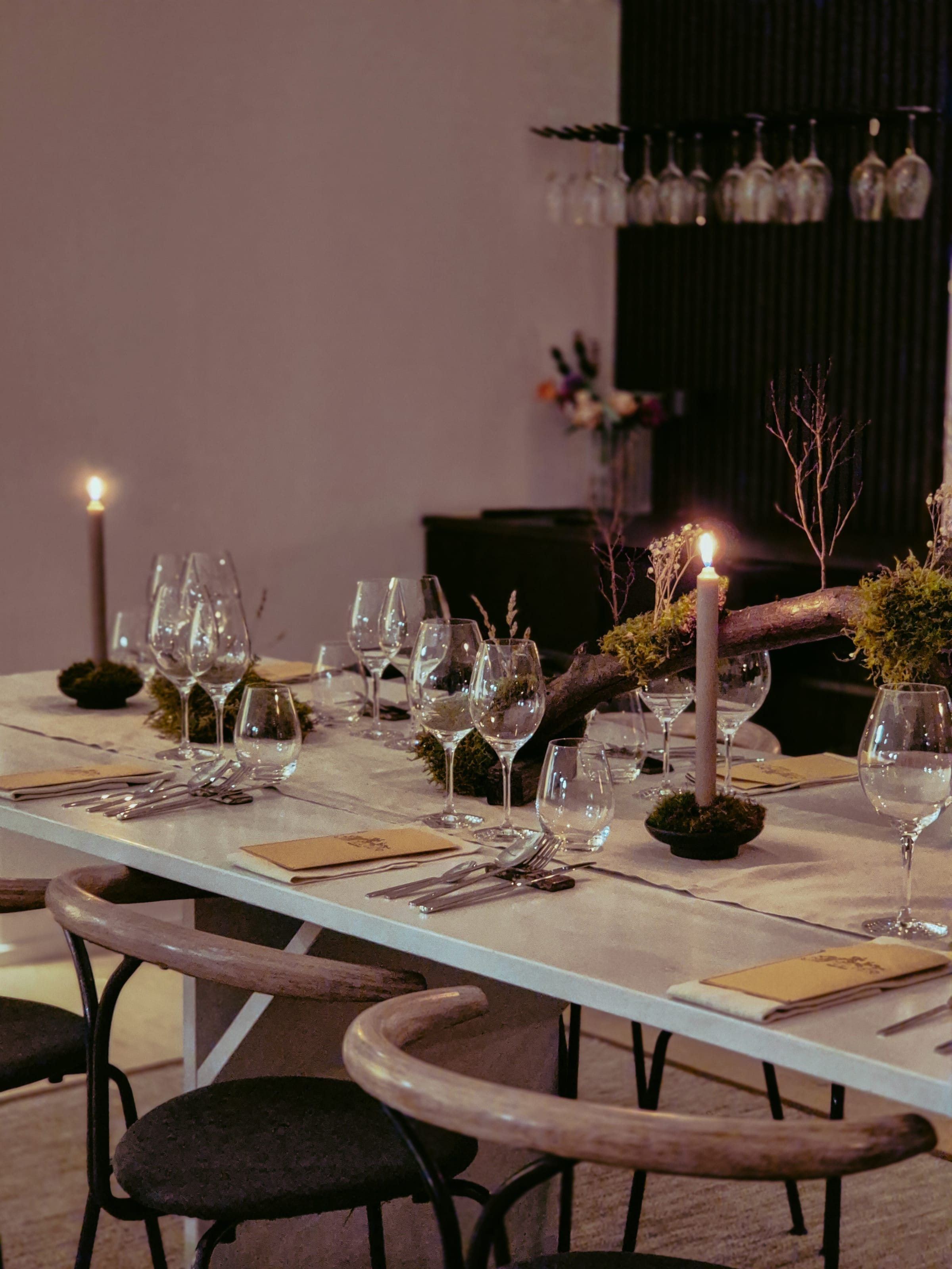 Community Table — levande ljus och dukat bord